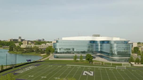 Northwestern University Athletic Fields Och Kellogg Global Hub Flygskott — Stockvideo
