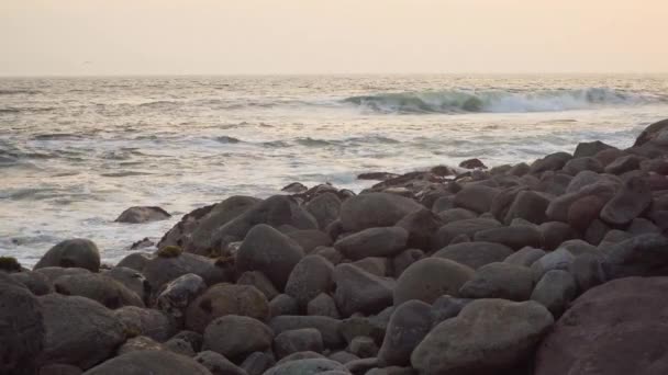 Statikus Felvétel Egy Sziklás Strandról San Bartolo Lima Peru Partjainál — Stock videók