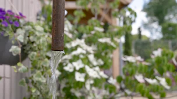 Klap Omhoog Water Loopt Langzaam Van Een Roestige Pijp Tegen — Stockvideo