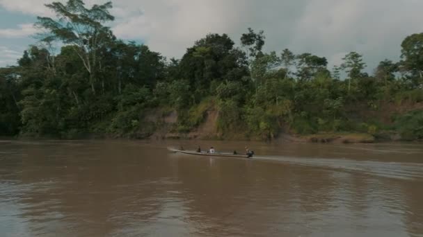 Vista Lateral Aérea Barco Vela Que Viaja Rio Amazonas América — Vídeo de Stock