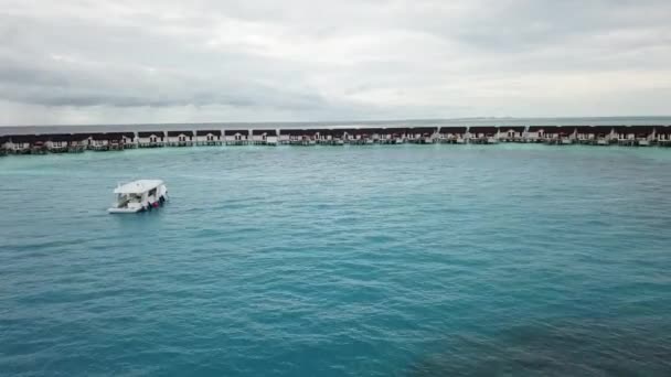 Беспилотник Летящий Рядом Яхтой Виллами Воде Мальдивах — стоковое видео