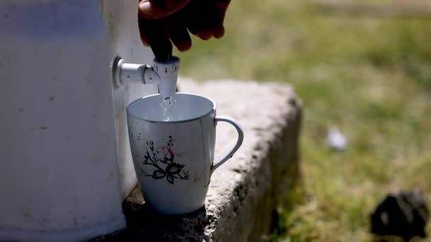 クーラーディスペンサーからの水でコーヒーカップやマグカップを埋める 孤立した景色 — ストック動画