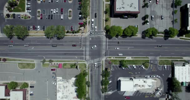 Tráfego Comutador Carros Dirigindo Através City Street Intersection Overhead Bird — Vídeo de Stock