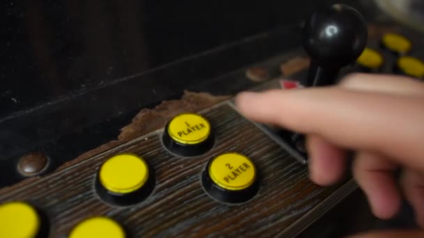 Een Man Drukt Een Knop Een Arcade Machine — Stockvideo