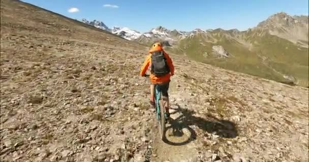 Uphill Mountain Bike Fun Single Trail Amazing Views Alps High — Wideo stockowe