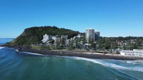 Surfistas Desfrutar Mundialmente Famosa Burleigh Heads Surf Break Com Promontório — Vídeo de Stock