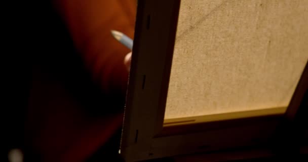 Жінка Малює Мольберті Темній Порожнечі Тінь Руки Ззаду Камера Виглядає — стокове відео