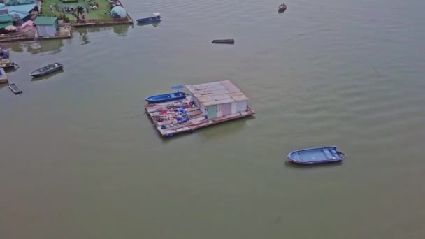 Une Séquence Aérienne Dynamique Quai Flottant Jetée Près Village Pêcheurs — Video