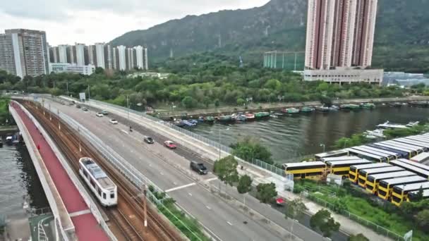 Ferrovia Leggera Auto Che Attraversano Ponte Canale Hong Kong Cina — Video Stock