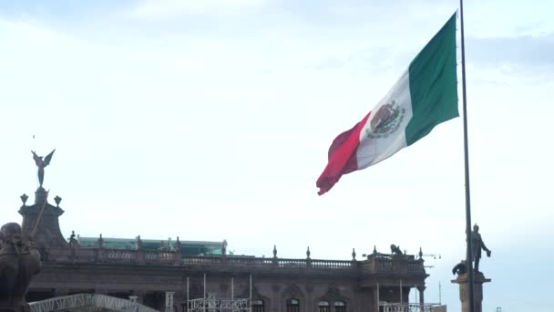 Mexicaanse Vlag Slow Motion Zwaaien Winderige Dag Met Tegen Helder — Stockvideo