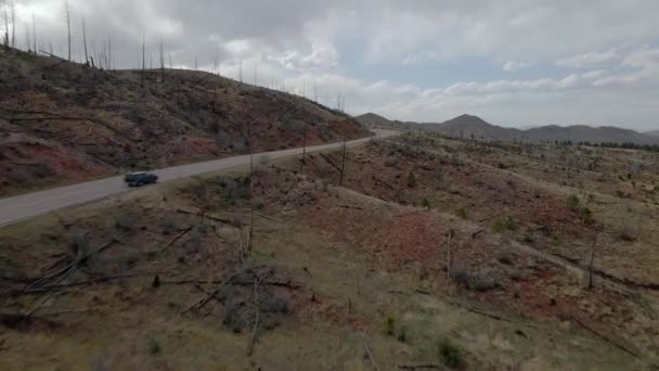 Uzak Bir Dağ Yolunda Yanından Geçen Bir Araçla Havadan Izleme — Stok video
