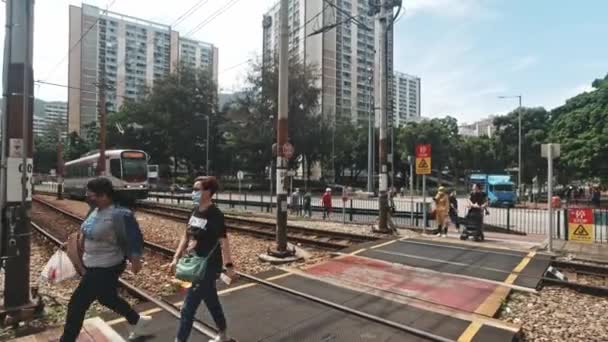 Tiro Lateral Foi Tomado Trem Ferroviário Leve Que Chega Pessoas — Vídeo de Stock