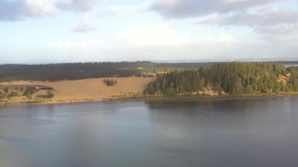 Obszar Rekreacyjny Oregon Dunes National Dron Przelatujący Nad Zatoką — Wideo stockowe