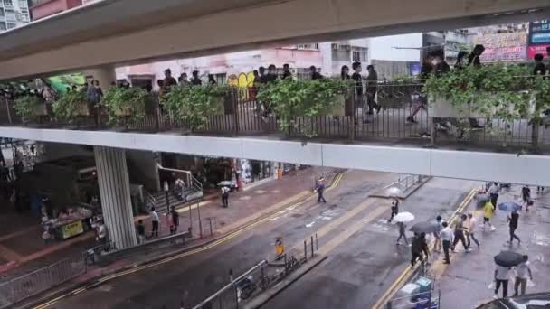 Боковой Вид Пешеходный Мост Квунь Тонг Через Который Проходят Многие — стоковое видео