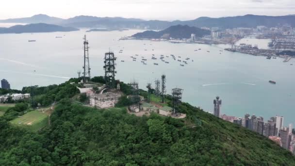 城峰城峰湾に面した上 山頂にあるタワーの空中ショット — ストック動画