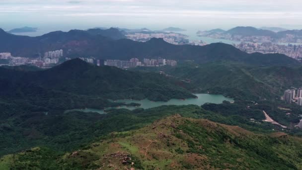 Αεροφωτογραφία Του Shing Mun Country Park Κοντά Αστική Περιοχή — Αρχείο Βίντεο