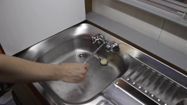 Woman Putting Away Water Faucet Closing Lid Kitchen Old Motorhome — Video