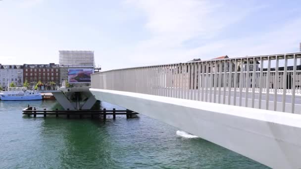 哥本哈根Nyhavn的一艘船经过后 大桥开放了 — 图库视频影像