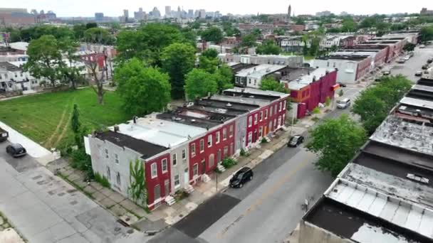 Poverty America Inner City Homes Disrepair Urban City Skyline Skyscrapers — Stockvideo