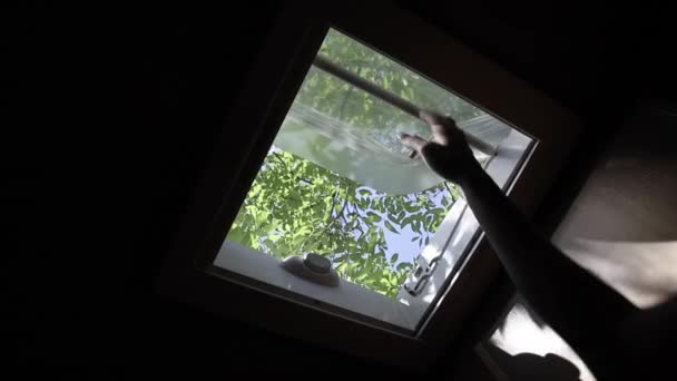 Закриття Вікна Стелі Автономному Будинку Циркуляція Повітря Кемпервані Розсувна Ручка — стокове відео