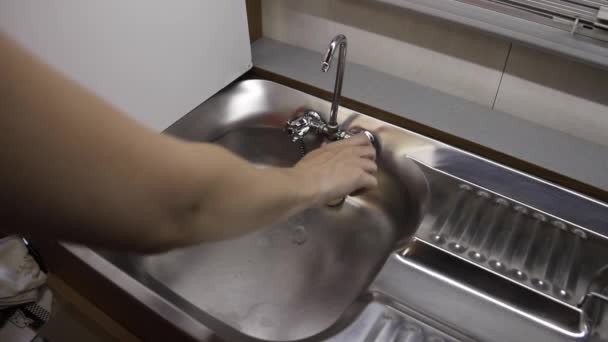 Ανοίγοντας Μια Εσωτερική Βρύση Νερού Κουζίνας Ένα Τροχόσπιτο Ανοίγω Μια — Αρχείο Βίντεο