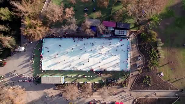 Overhead Jib View Group People Skating Ice Rink Parque Araucano — Video