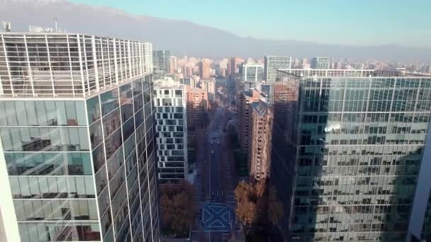 Vista Aérea Dolly Edifícios Las Condes Santiago Chile Montanhas Fundo — Vídeo de Stock