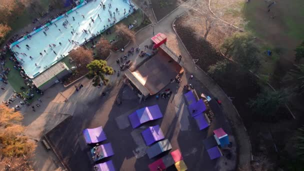 Aerial Orbit Skate Park Ramp People Skating Parque Araucano Santiago — Stock video
