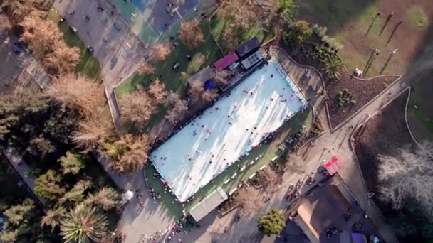 Overhead Spiral Boom View Ice Skating Rink People Parque Araucano — Stockvideo