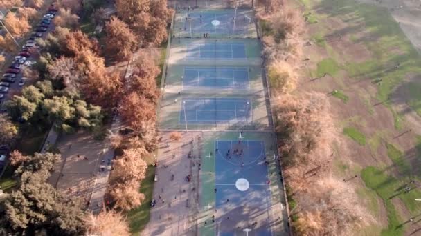 Letecký Pohled Dolly Sportovních Hřištích Parque Araucano Santiago Chile Sluneční — Stock video