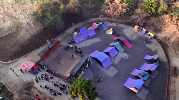 Letecký Pohled Skupinu Lidí Bruslení Skate Parku Parque Araucano Santiago — Stock video