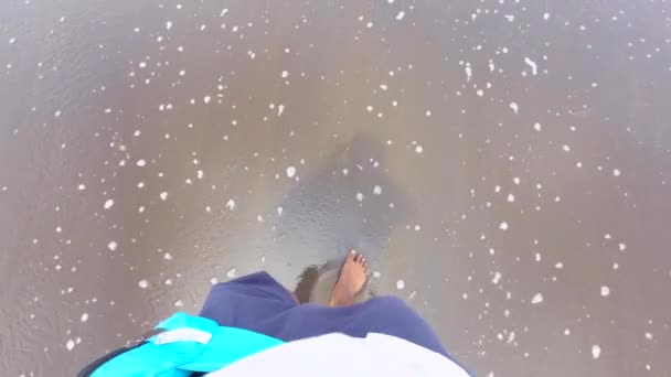 Homem Andando Praia Areia Preta India Mumbai Vasi Rajodi Praia — Vídeo de Stock