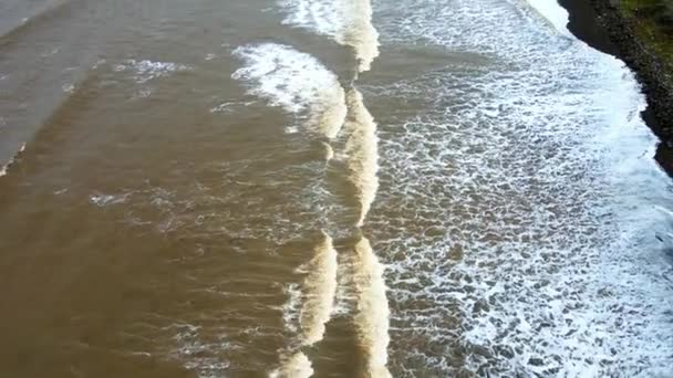 Olas Mar Marrones Que Vienen Playa Rajodi Playa Arena Negra — Vídeos de Stock