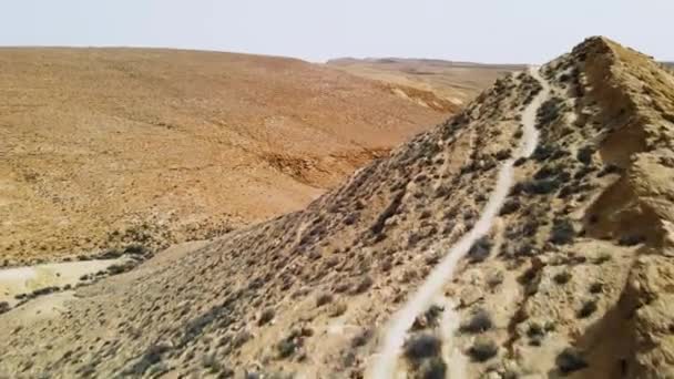 Drone Voa Sobre Pico Montanha Deserto Longo Vale Dia Ensolarado — Vídeo de Stock