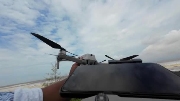 Ležící Drone Ruky Indie Pláži Váza Maháráštra Dji — Stock video