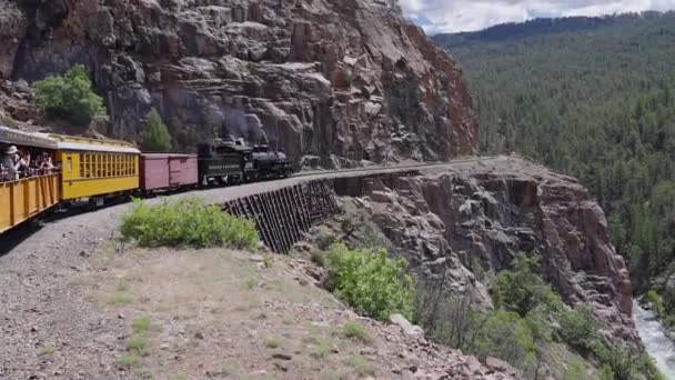 Pociąg Jadący Wzdłuż Skalistego Stromego Klifu Durango Kolorado — Wideo stockowe