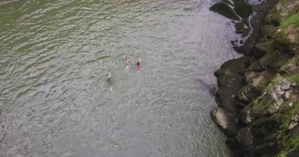 Three Young People Swimming Doubs River Big Rocks Moss Neuchatel — Stockvideo