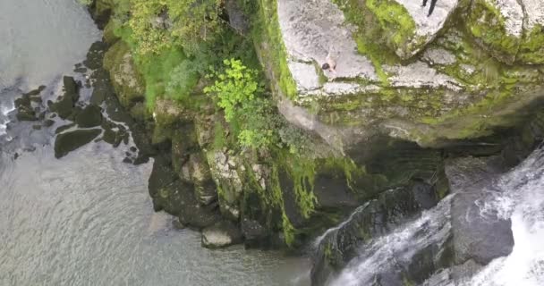 Молодой Скалолаз Прыгает Скалы Рядом Водопадом Реке Дубс Невшатель Швейцария — стоковое видео
