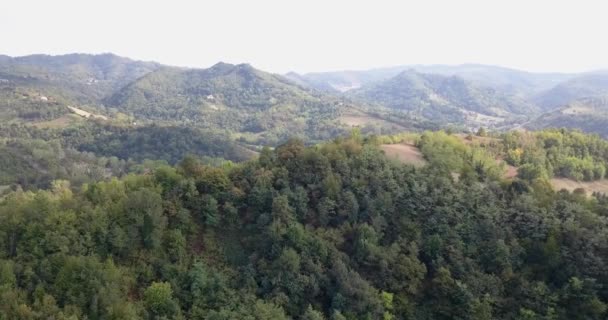 休暇の家とイタリアの田舎の森の丘 ドローンの空撮 — ストック動画