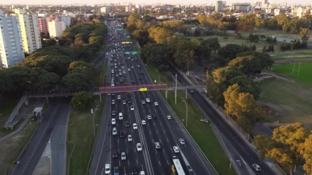 車のトラフィックを持つ一般的なパス高速道路の空中旋回ビュー アルゼンチンのブエノスアイレス — ストック動画