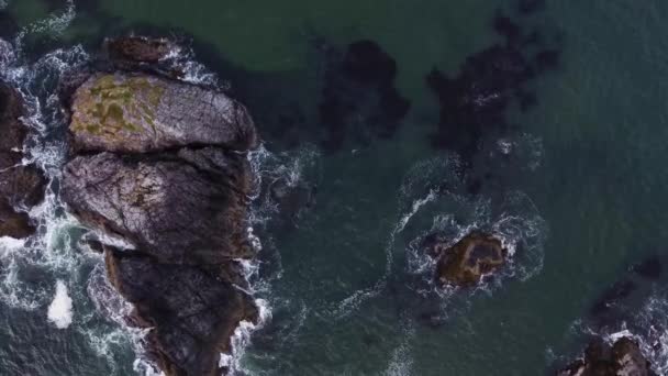 Birds Eye Drone Video Looking Some Large Rocks Ocean Located — Stockvideo