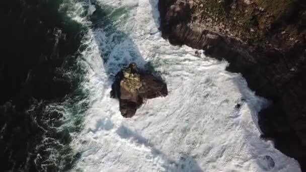 Rock Junto Los Acantilados Moher Océano Atlántico Grandes Olas Crean — Vídeos de Stock