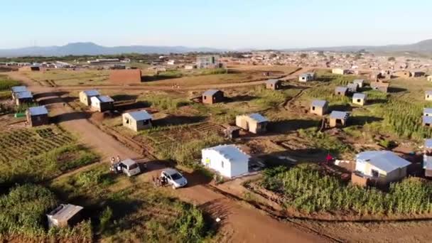 Family Road Trip Zwiedzanie Afrykańskiej Wioski Malawi Aerial Drone View — Wideo stockowe