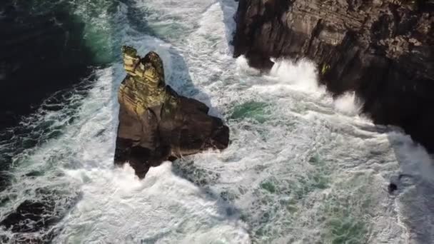 Rock Lado Das Falésias Moher Irlanda Espuma Branca Das Ondas — Vídeo de Stock