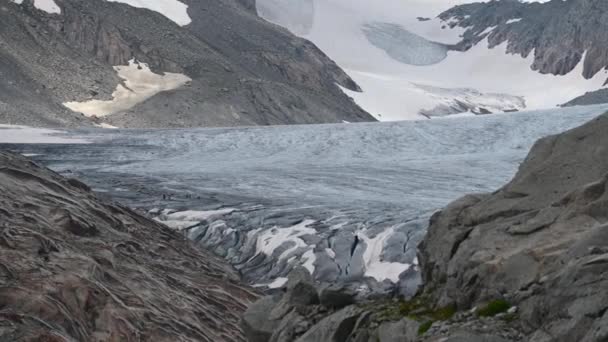 アルプスの上にあるローンブルーの氷河で 岩や雪の山が脇にあり スイス ヴァレー — ストック動画