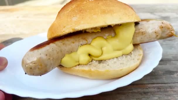 Salsicha Porco Alemã Krakauer Com Pão Mostarda Servidos Livre Alimentos — Vídeo de Stock