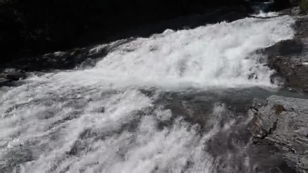 Wit Schuim Van Een Zeer Steile Rivier Zwitserse Alpen Bergen — Stockvideo