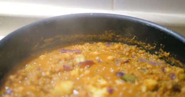 Close Shot Indian Dal Lentil Been Cooked Black Pan Cauliflower — Vídeos de Stock