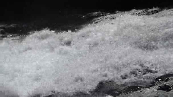 Wit Schuim Dat Water Creëert Een Alpiene Rivier Met Reliëf — Stockvideo