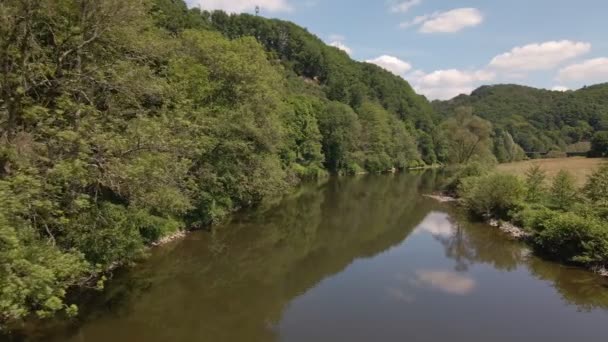 Спокойные Коричневые Воды Реки Зиг Голубым Небом Несколькими Мягкими Облаками — стоковое видео